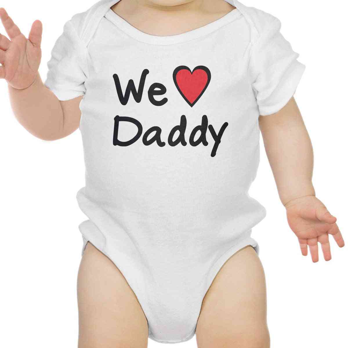 Vi älskar pappa- vit söt spädbarn
