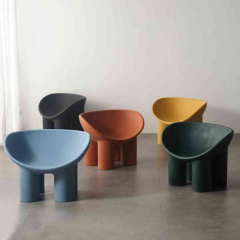Plastové stoličky na kreatívny nábytok zo slonových nôh