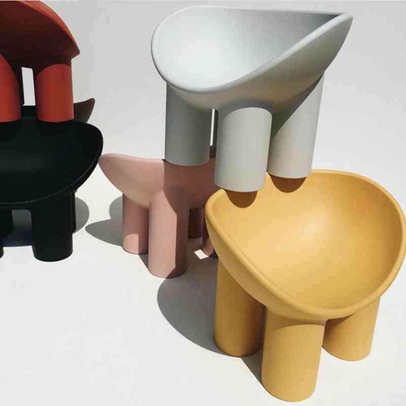 Plastové stoličky na kreatívny nábytok zo slonových nôh