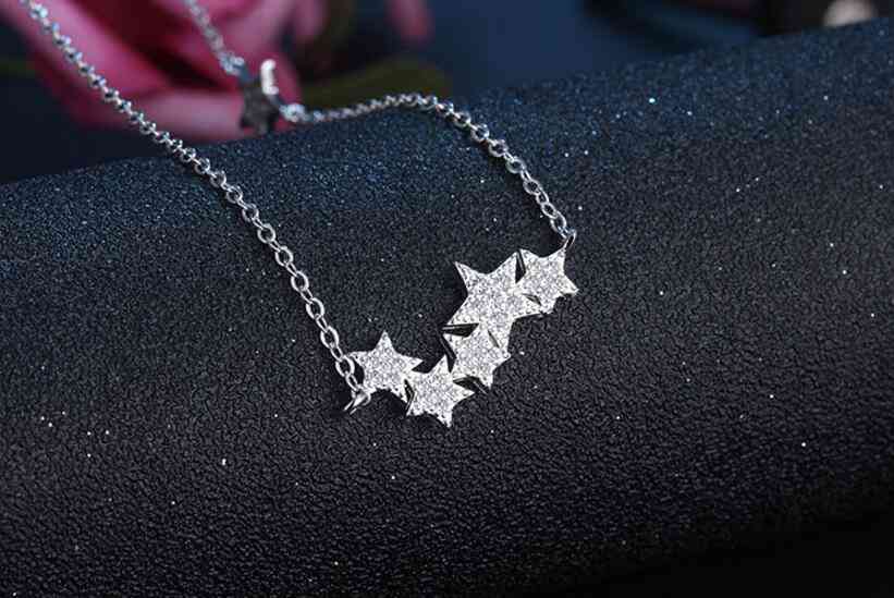 Náhrdelníky a přívěsky se stříbrnými křišťálovými hvězdami, náhrdelník s prohlášením