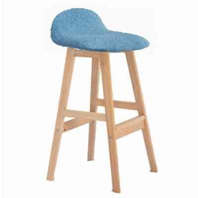 Lång fotpall och moderna minimalistiska stolar