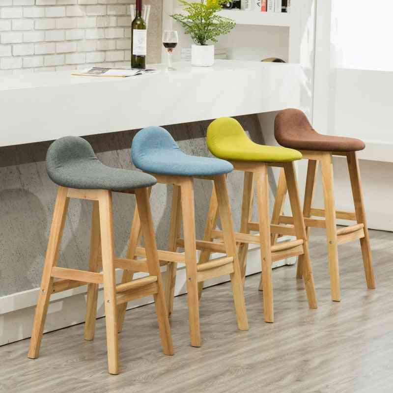 Barová stolička s dlhými nohami a moderné minimalistické stoličky