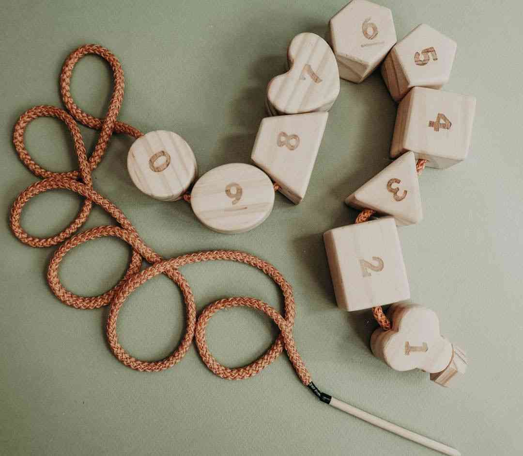 Dřevěná šněrovací hračka s čísly a tvary geometrie