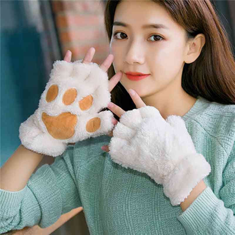 Les femmes portent des gants de griffe de patte de chat en peluche