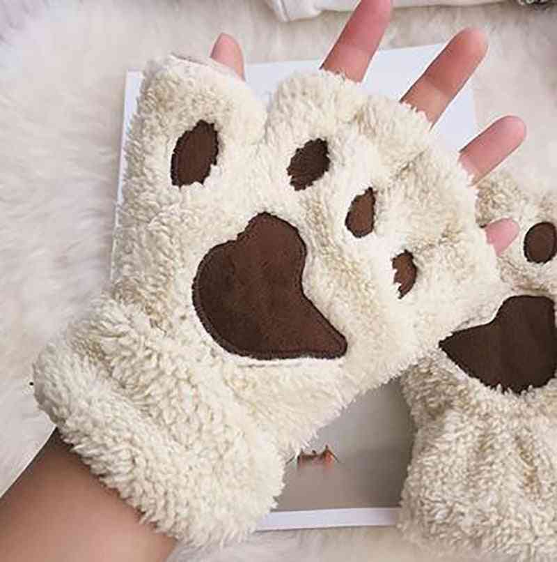 Les femmes portent des gants de griffe de patte de chat en peluche
