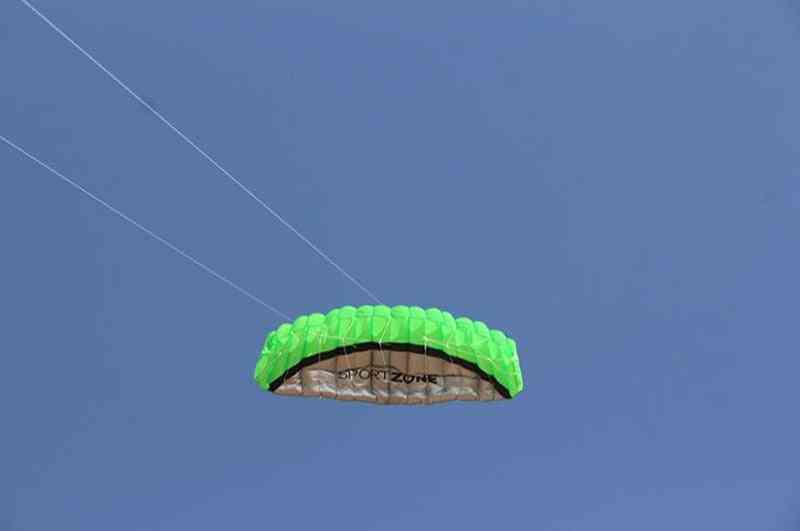 Stunt sport soft kite med kontroll bar kitesurfing utendørs leker som flyr kiteboard.