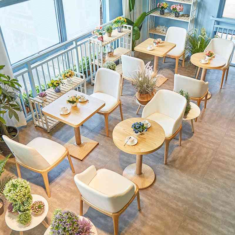 Vapaa-ajan kahvila- länsimainen ravintola massiivipuuta, pöydät ja tuolit