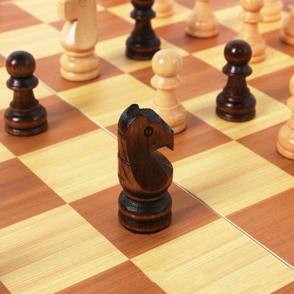 Hopfällbart schackspelset i trä