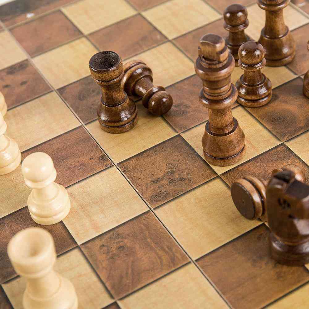 Gioco da tavolo pieghevole in legno di scacchi