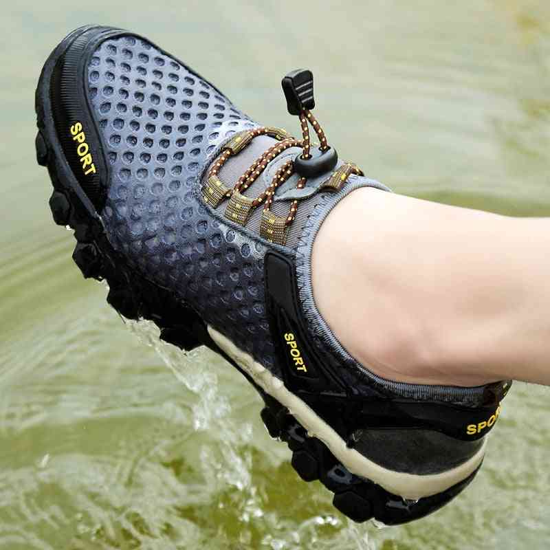 Mænd barfodet opstrøms aqua sko