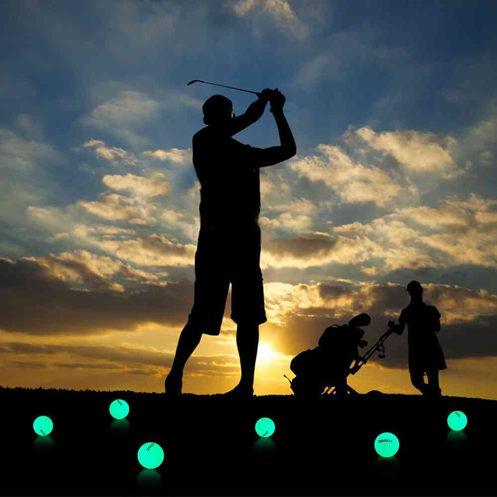 Golfpallon valo hohtaa pimeässä