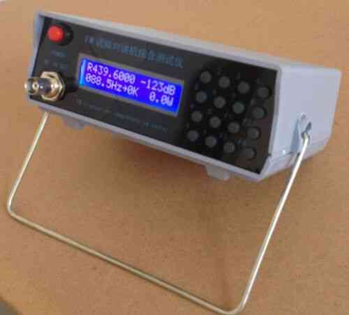 Taajuusmittarin testaaja lähettää vastaanottimen signaaligeneraattori