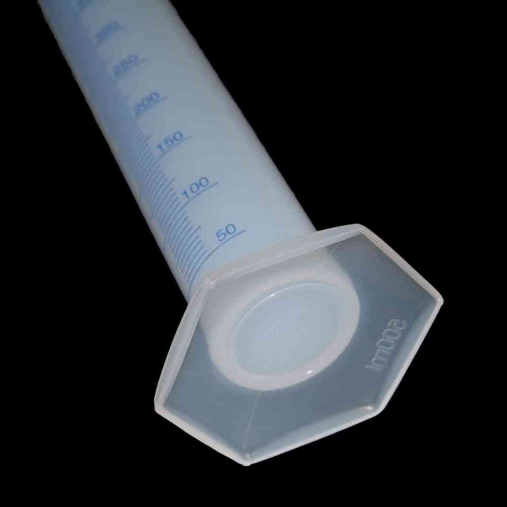 Kirkas valkoinen muovinen nesteen mittaussylinteri
